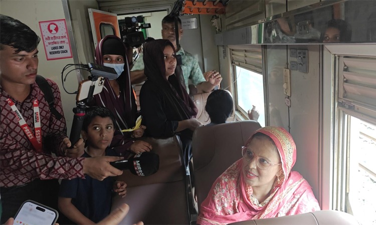 ঈদযাত্রায় নারী যাত্রীদের জন্য ট্রেনে যুক্ত হলো বিশেষ কোচ