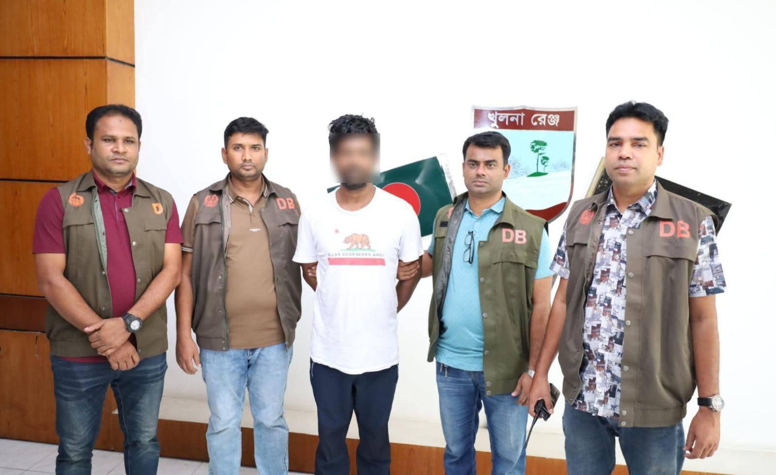 যশোরে শীর্ষ সন্ত্রাসী খোঁড়া কামরুল পিস্তল ও গুলিসহ গ্রেফতার
