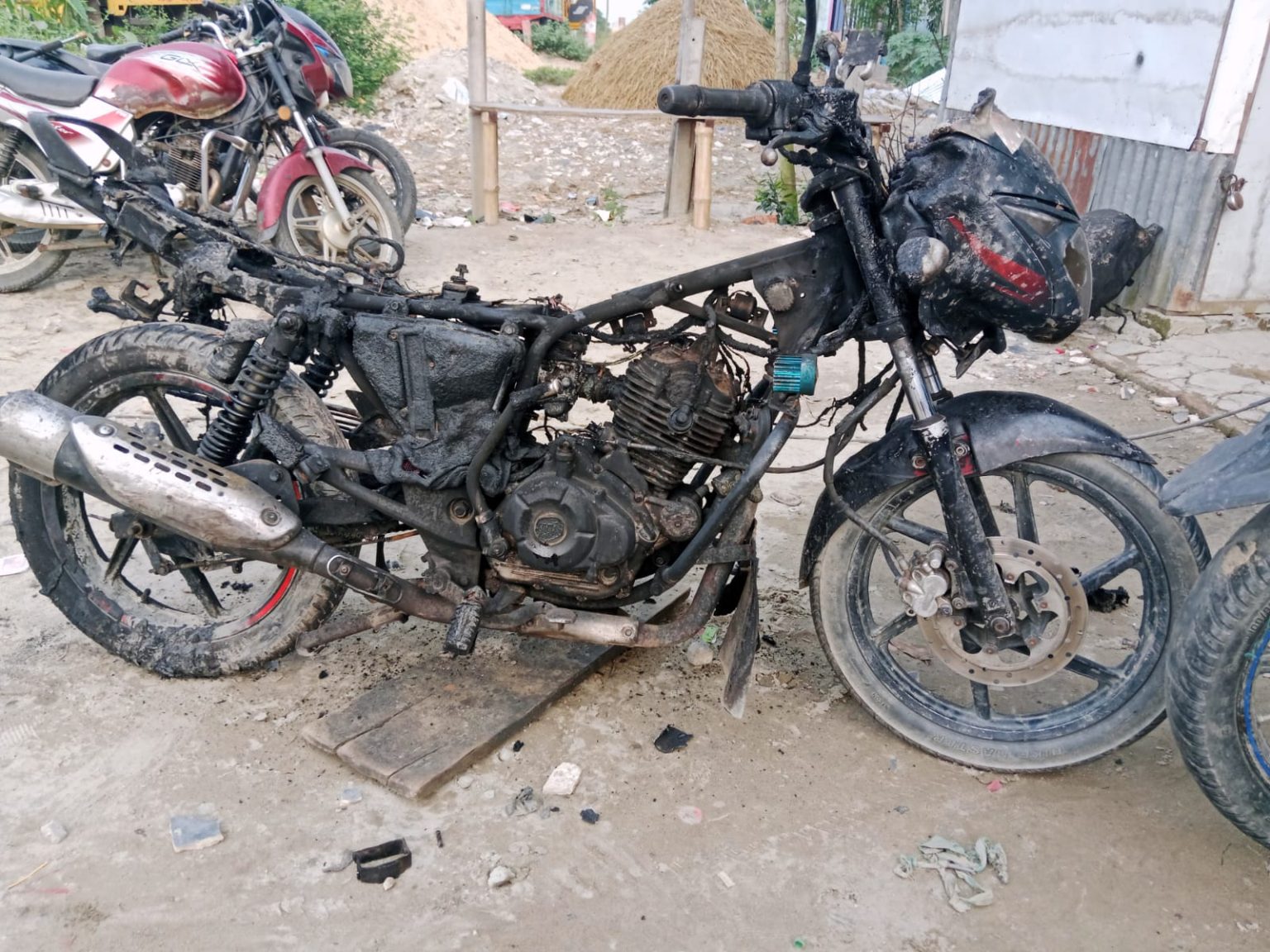আদালত চত্বরে সাংবাদিক সালমান জমদ্দারের মোটরসাইকেলে আকস্মিক আগুন