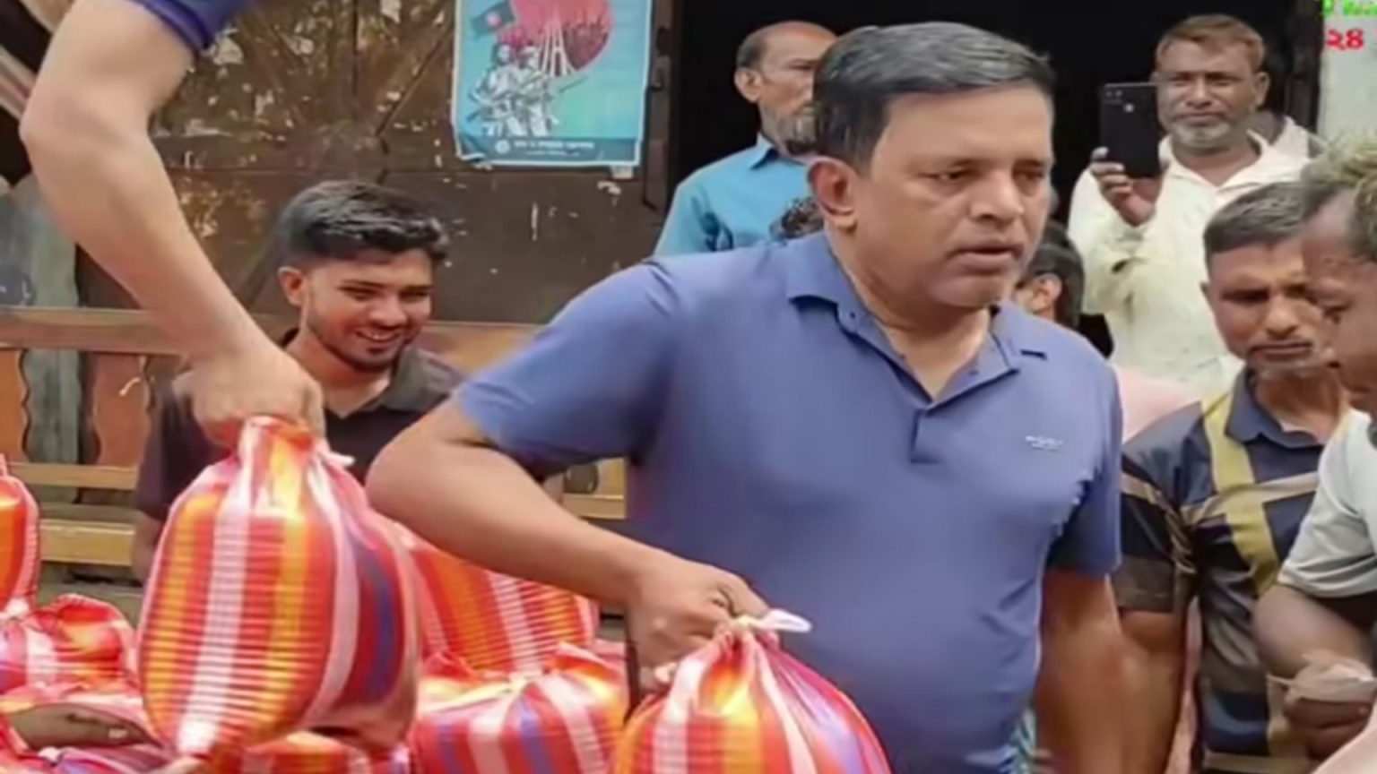 ঠাকুরগায়ে ভিজিএফ এর চাল বিতরণ