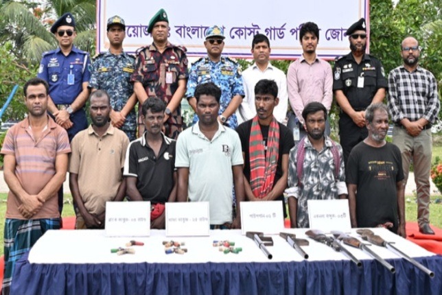 সুন্দরবনে অস্ত্রসহ কোস্ট গার্ডের কাছে ‘ছোট সুমন’ বাহিনীর ৭ সদস্যের আত্মসমর্পণ