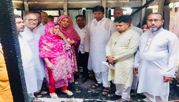 দোহারের কাটাখালিতে অগ্নিকাণ্ডে ক্ষতিগ্রস্ত প্রবাসীর বাড়িতে এমপি আবু আশফাক