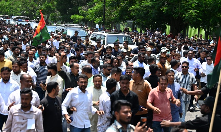 শহীদ জিয়ার স্মৃতিতে মানুষের ঢল, আবেগ-ভালোবাসায় মুখর জিয়া উদ্যান