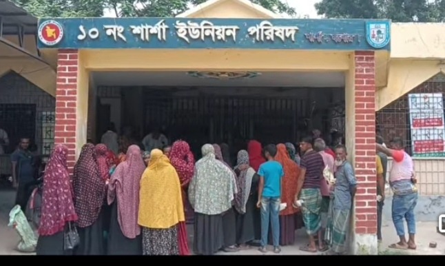 শার্শায় দরিদ্র পরিবারের ভিজিএফ চাউল ওজনে কম দেওয়ার অভিযোগ উঠেছে