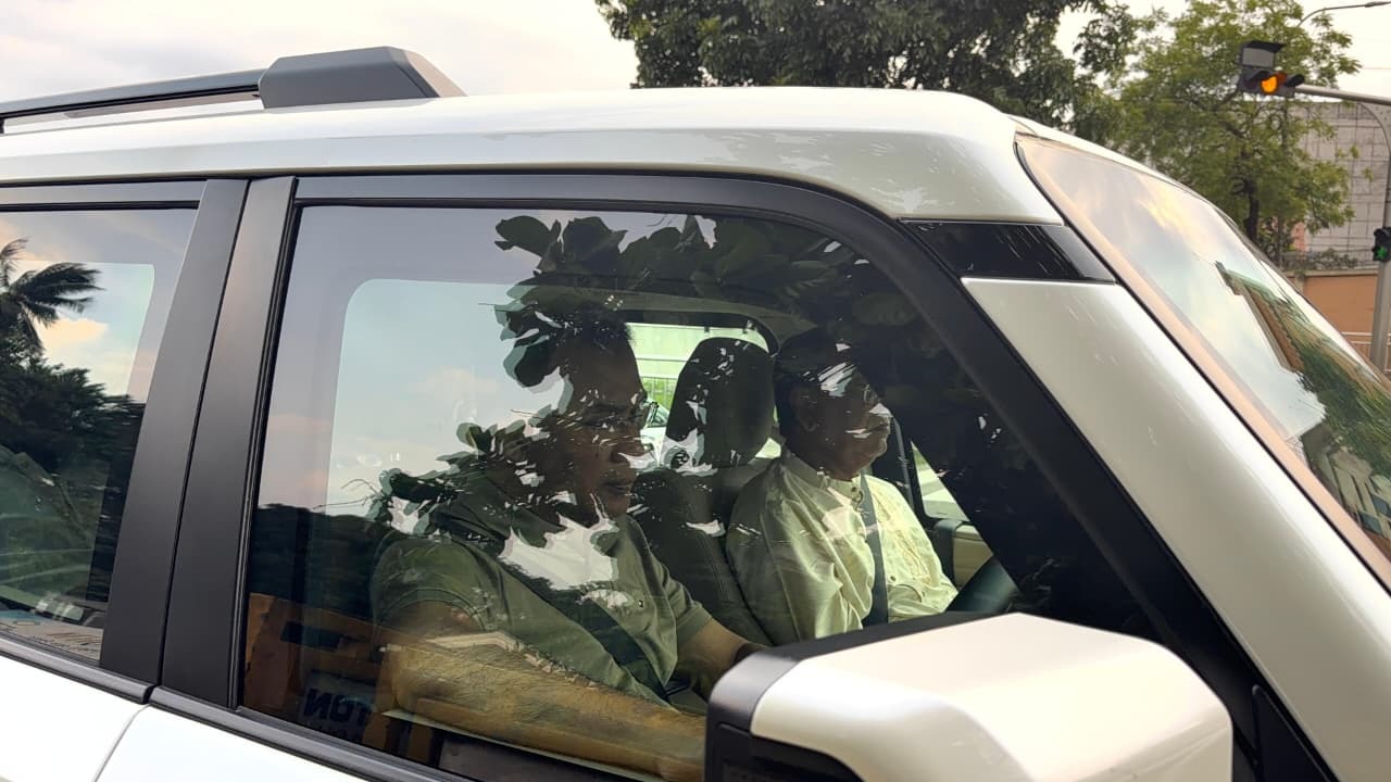 কোরবানির বর্জ্য অপসারণ কার্যক্রম পর্যবেক্ষণে রাজধানীর বিভিন্ন এলাকা নিজেই গাড়ি চালিয়ে ঘুরে দেখেছেন প্রধানমন্ত্রী