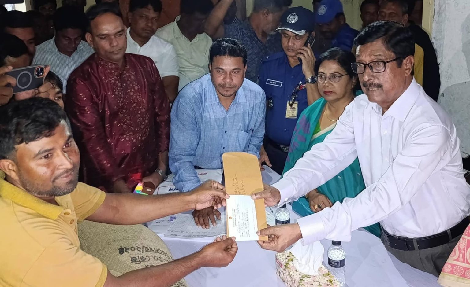 অষ্টগ্রামে কৃষক সহায়তা বিতরণে অনিয়মের অভিযোগ, তদন্তের দাবি স্থানীয়দের