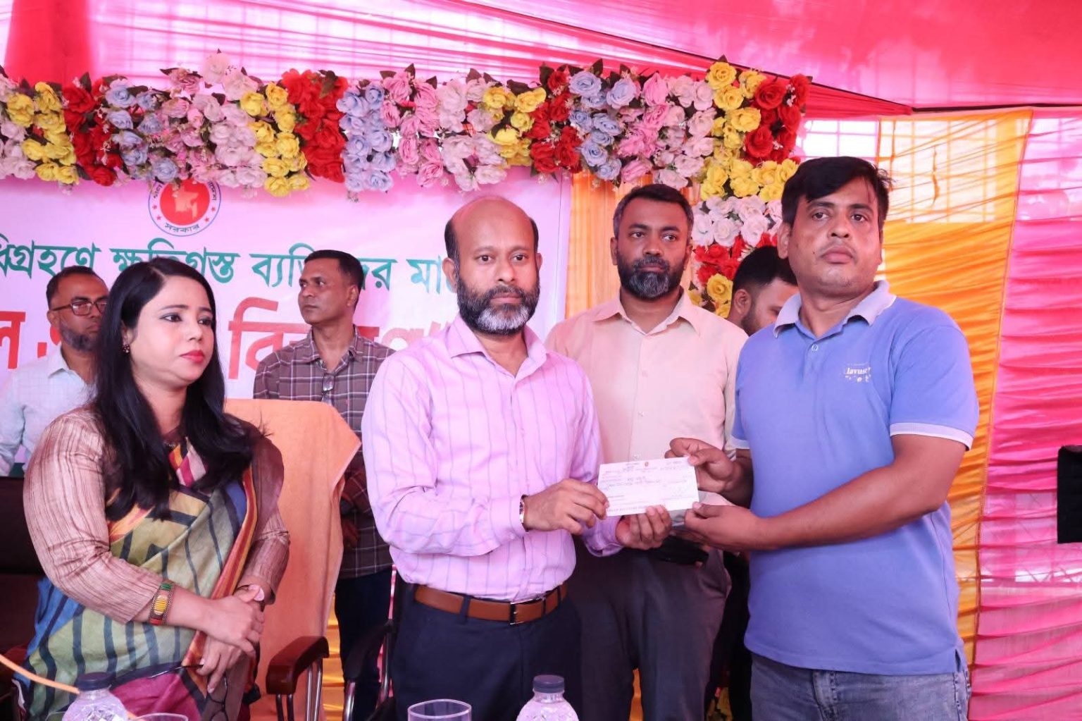 ভূমি অধিগ্রহণে ক্ষতিগ্রস্তদের মাঝে সাড়ে ৪ কোটি টাকার চেক বিতরণ করলেন জেলা প্রশাসক