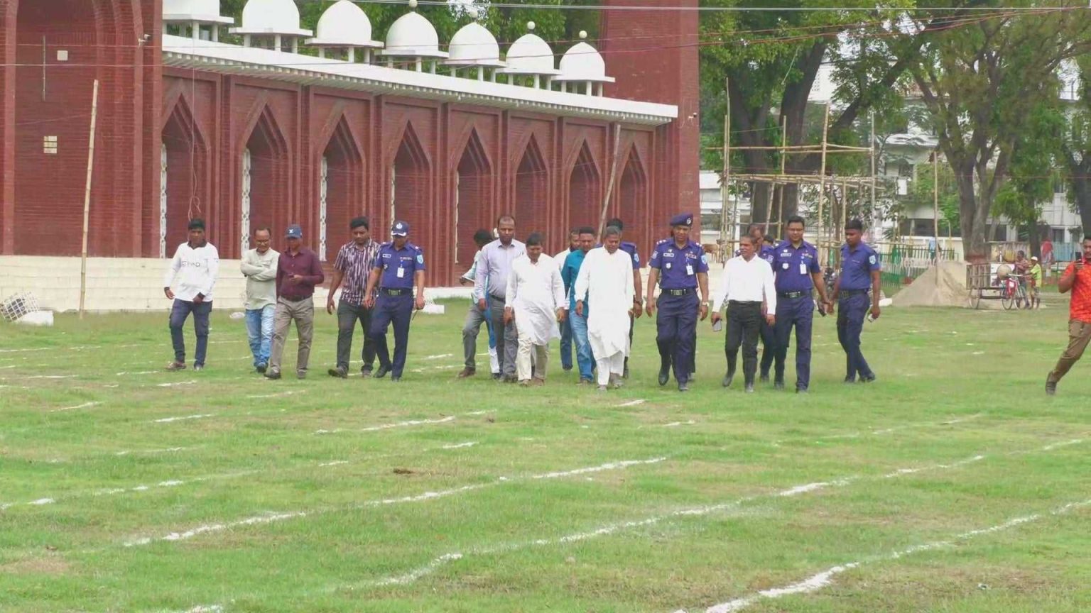 এশিয়ার সর্ববৃহৎ ঈদগা মাঠ দিনাজপুর গোর-এ শহীদ বড় ময়দানে সকাল সাড়ে ৮টায় প্রথম জামাত