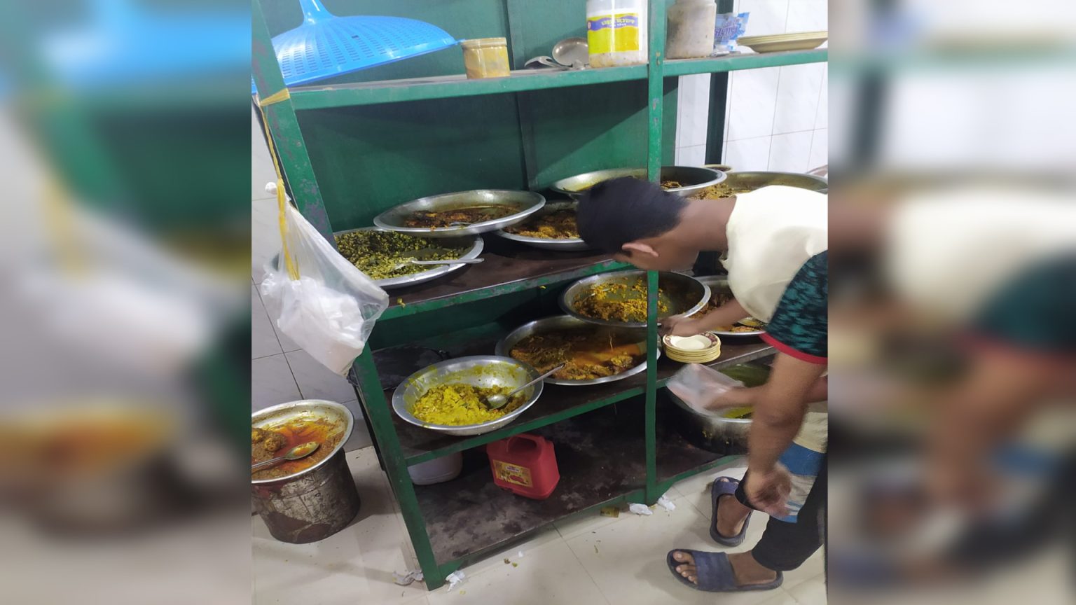 রাজধানীর রায়েরবাগে অস্বাস্থ্যকর পরিবেশে খাবার পরিবেশন, জনস্বাস্থ্যে বড় হুমকি, হোটেল কর্তৃপক্ষের বিরুদ্ধে আইনগত ব্যবস্থা গ্রহণের দাবি