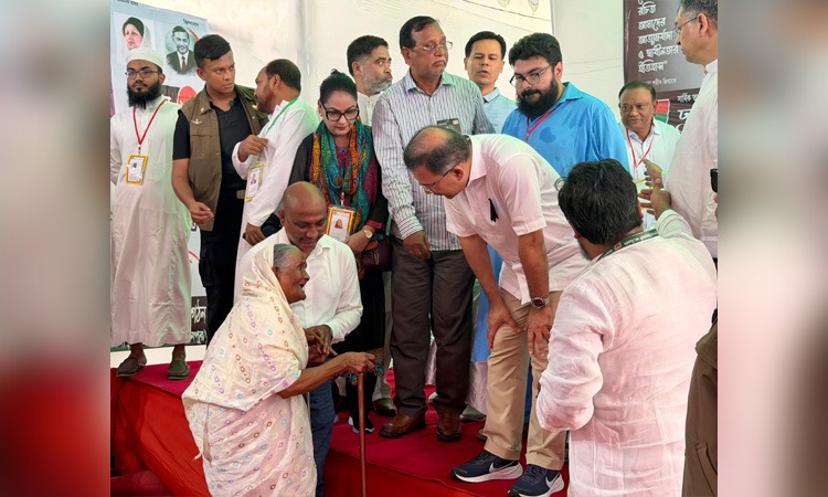 প্রধানমন্ত্রীকে কাছে পেয়ে স্বপ্নপূরণ হলো দৃষ্টিহীন নূরজাহান বেগমের