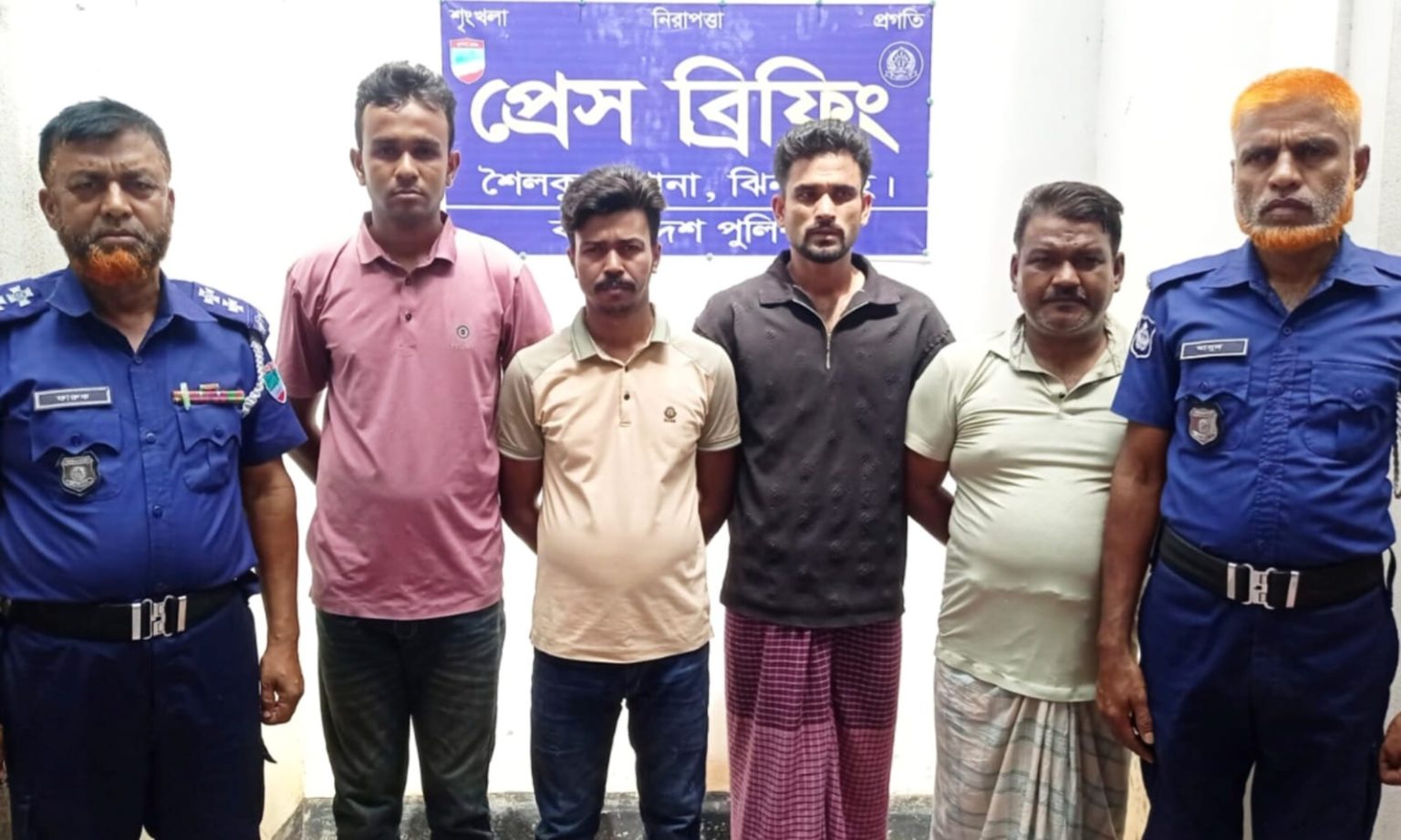 ঝিনাইদহে পুলিশের বিশেষ অভিযানে ৪ জন আসামি কে গ্রফতার সৌভিক পোদ্দার, ঝিনাইদহ জেলা প্রতিনিধি