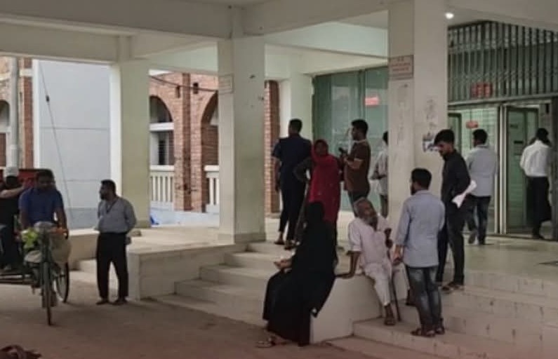 আদালত চত্বর থেকে মাদক মামলার আসামি পলায়ন,দুই পুলিশ সদস্য বরখাস্ত = সাধন সাহা জয়