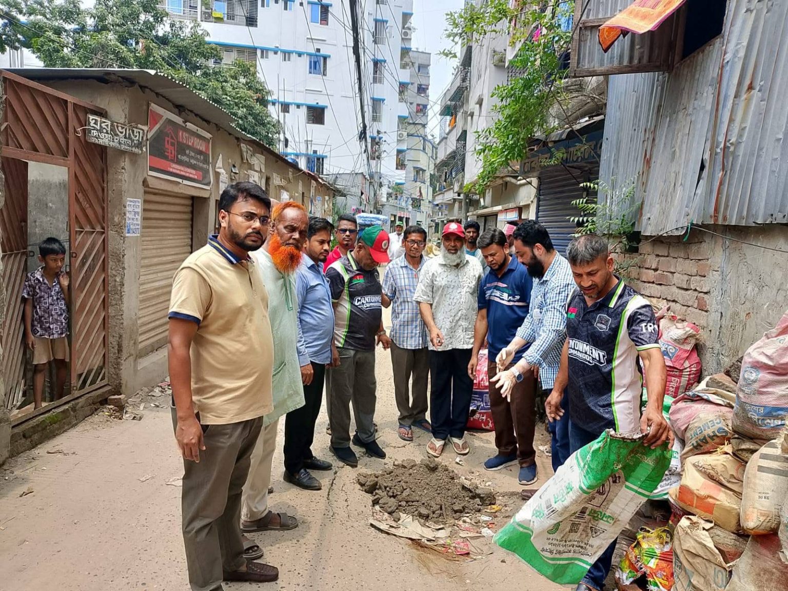 মাটিকাটায় ভাঙাচোরা রাস্তা সংস্কারে বিএনপির উদ্যোগ