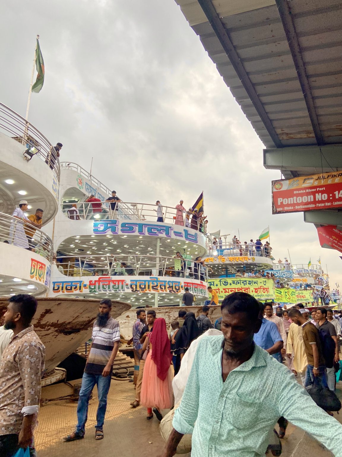 প্রিয়জনের টানে বাড়ির পথে লাখো মানুষ, ব্যস্ত সদরঘাট