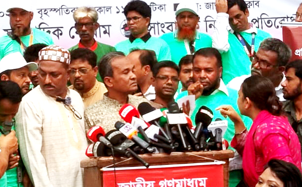 ‘সাংবাদিকদের অধিকার কড়ায় গণ্ডায় বুঝিয়ে দিতে হবে’ — জাতীয় প্রেস ক্লাবের সামনে সাংবাদিকদের দাবি সমাবেশ