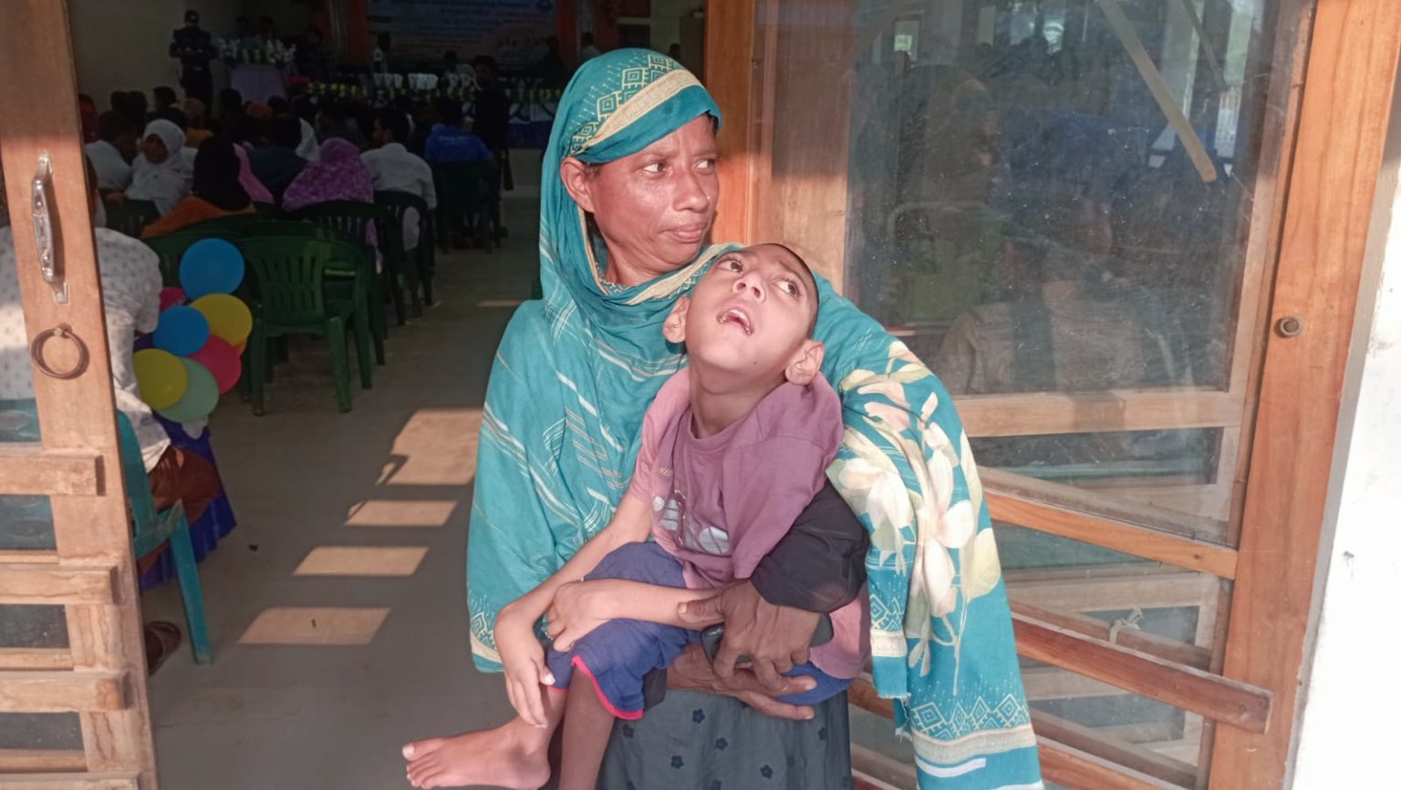 আয়াতের শৈশব বন্দী চার দেয়ালে, পরিবারের আকুতি একটি হুইলচেয়ার