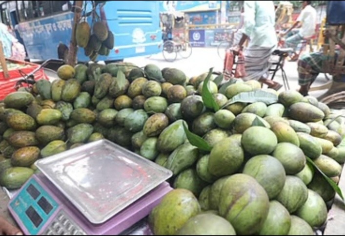 বগুড়ায় আমের বাজারে সরবরাহ বাড়লেও দাম নিয়ে ক্রেতাদের অস্বস্তি