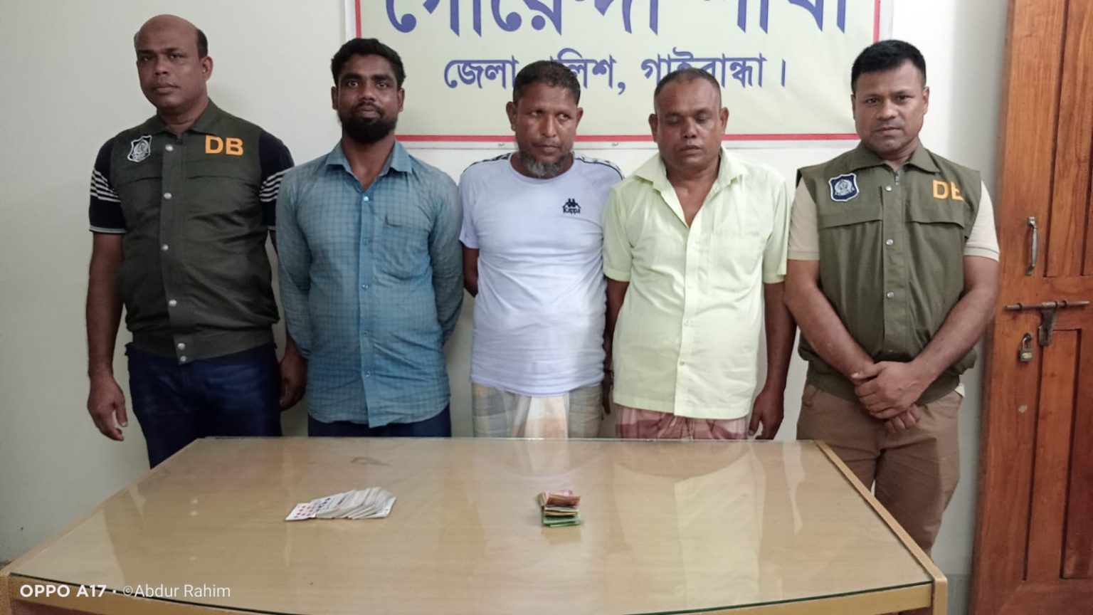 গাইবান্ধায় জুয়া খেলার সময় ৩ জুয়াড়ি আটক, পলাতক ৮-৯ জন