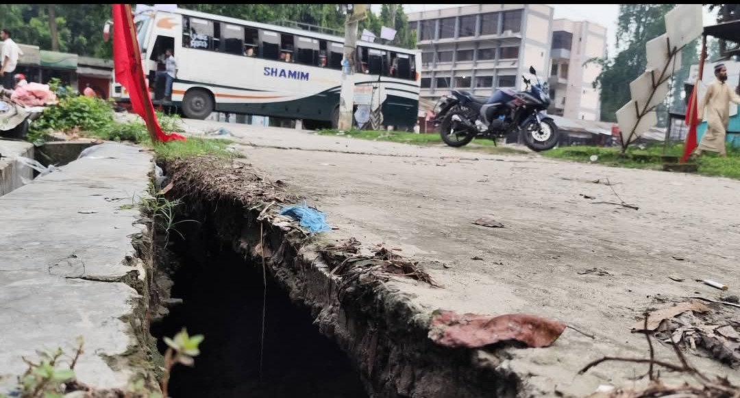 ঠাকুরগাঁও সদর উপজেলা পরিষদ গেটের সামনে ঝুঁকিপূর্ণ সড়ক