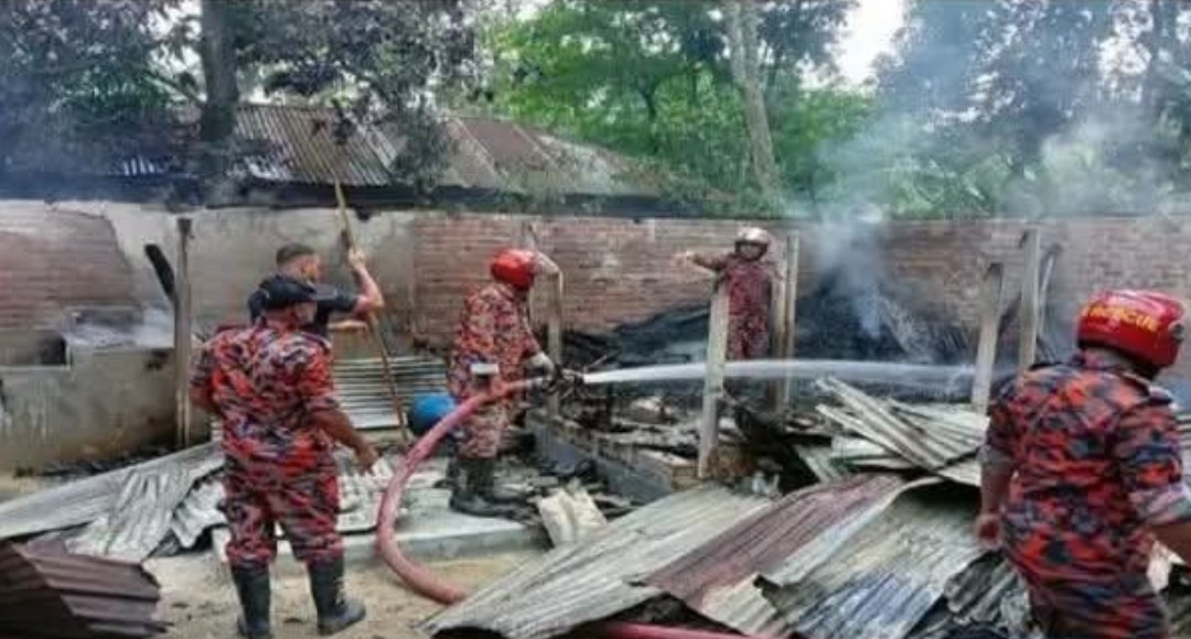 ঠাকুরগাঁওয়ের বালিয়াডাঙ্গী উপজেলার আমজানখোর ইউনিয়নের অগ্নিকাণ্ডে দুই পরিবারের ব্যাপক ক্ষয়ক্ষতি