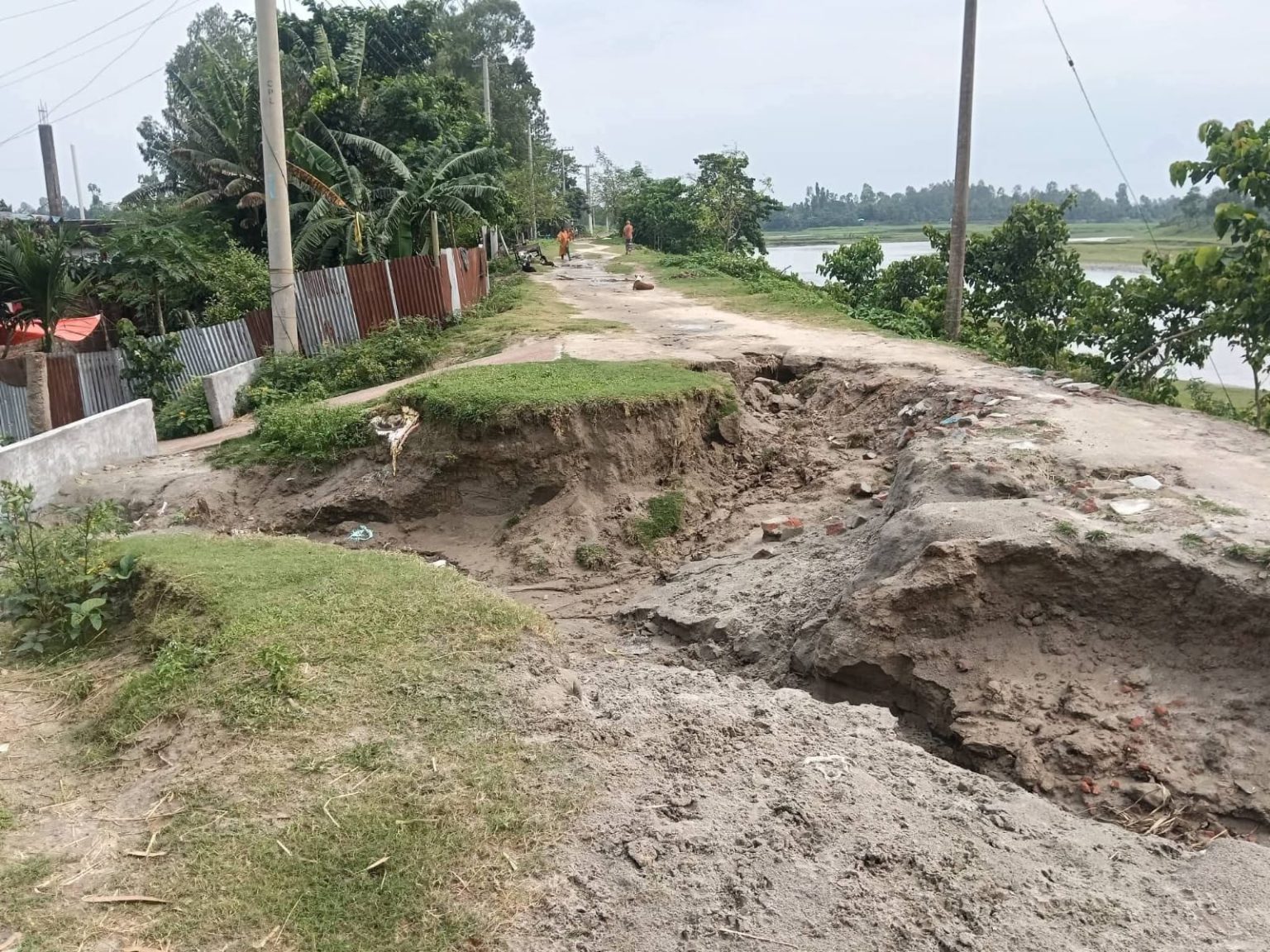 গাইবান্ধা শহর রক্ষা বাঁধের ঝুঁকিপূর্ণ দশা: ভাঙনের শঙ্কায় আতঙ্কিত এলাকাবাসী