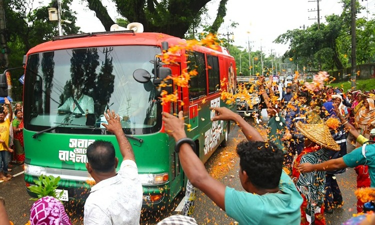 সিলেটে ফুলের পাপড়িতে প্রধানমন্ত্রীকে স্বাগত জানালেন চা শ্রমিকরা