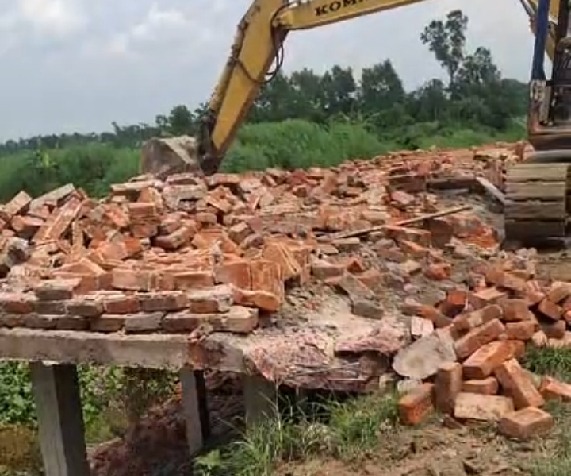 নবীনগরে সরকারি জমি দখলমুক্ত: সহকারী কমিশনারের নেতৃত্বে অবৈধ স্থাপনা উচ্ছেদ
