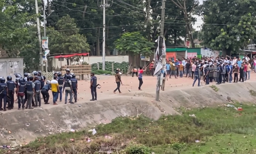 হজযাত্রীর লাগেজ নিয়ে দুই গ্রামের সংঘর্ষে আহত ১০