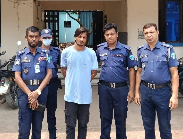 দেশীয় অস্ত্রসহ ১৩ মামলার শীর্ষ ছিনতাইকারী রিগান গ্রেফতার