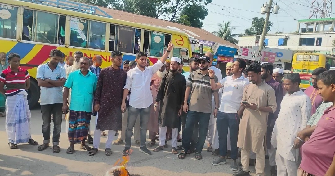 ভূরুঙ্গামারী-রংপুর মেইল বাস বন্ধের প্রতিবাদে সড়ক অবরোধ, চরম ভোগান্তিতে যাত্রীরা