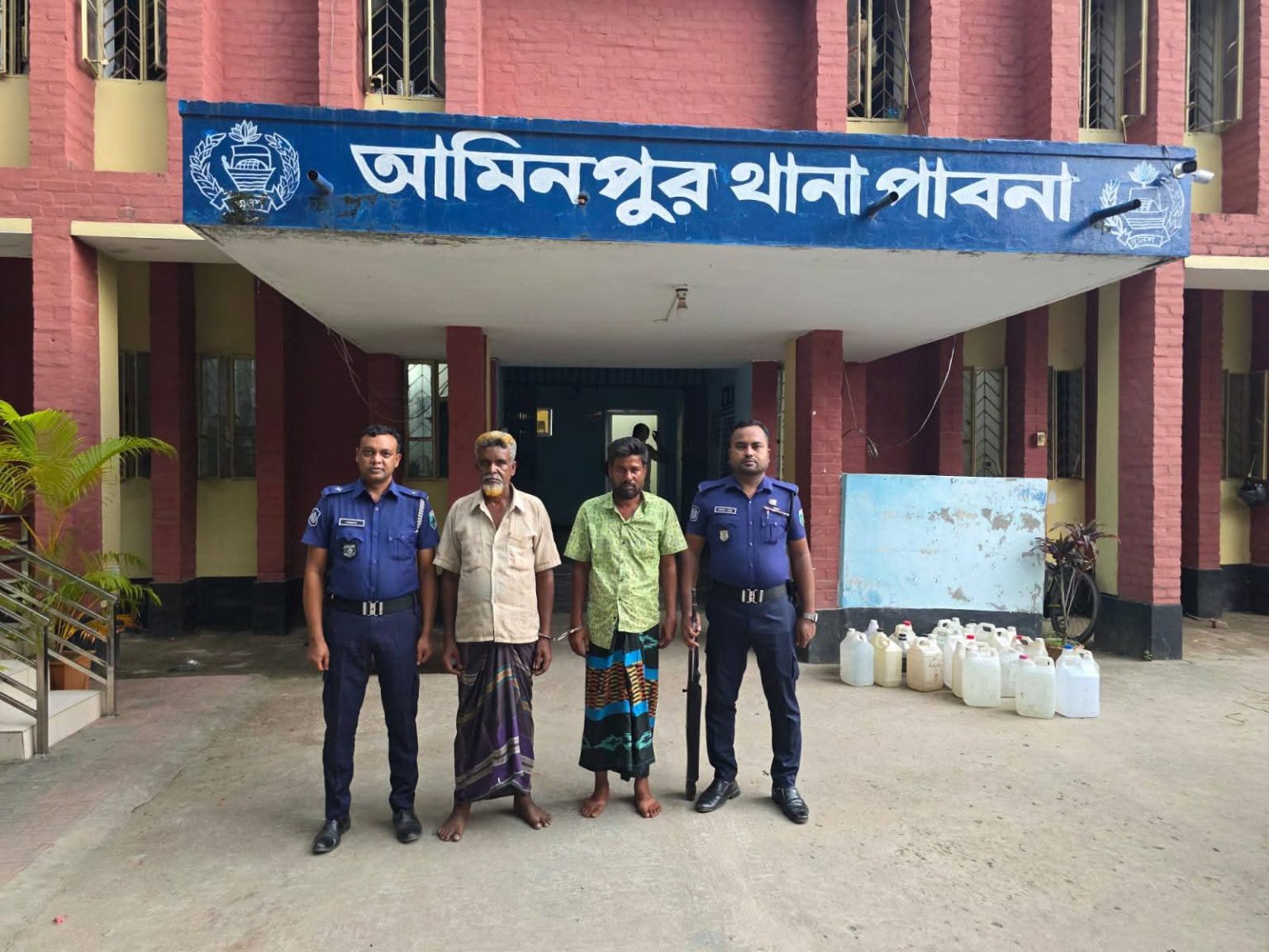 আমিনপুর থানা পাবনা পুলিশ মাদকবিরোধী অভিযানে হিরোইনসহ গ্রেফতার