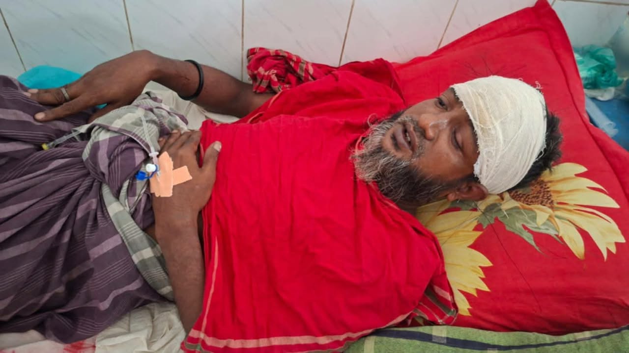রাবেয়া পরিবহনের শ্রমিকদের বর্বরোচিত হামলা দৈনিক রাজবাড়ী কন্ঠের অফিস সহায়ক রক্তাক্ত