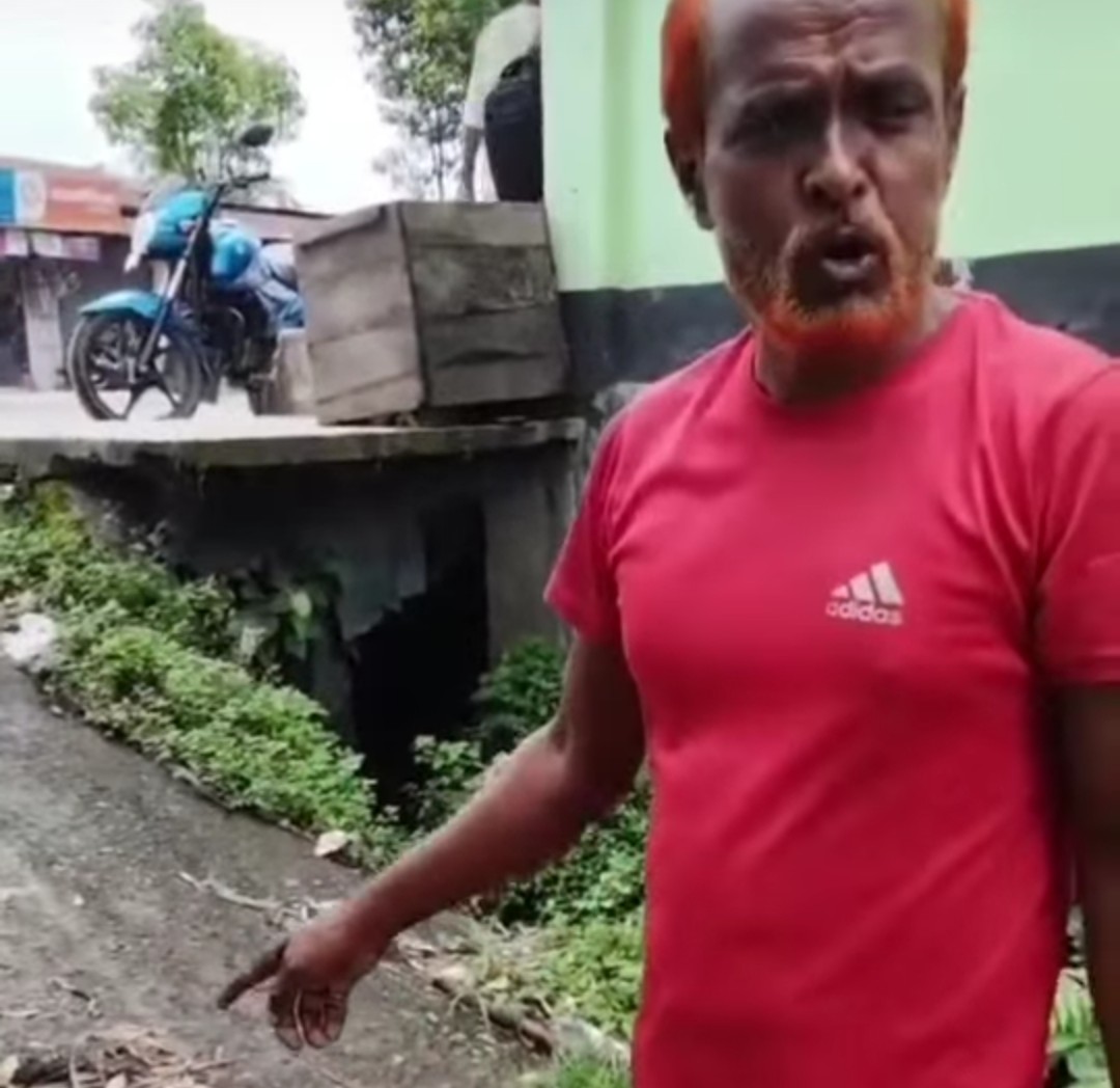ঠাকুরগাঁও পৌরসভার ১২নং ওয়ার্ডের খালপাড়া সড়কটির বেহাল অবস্থা
