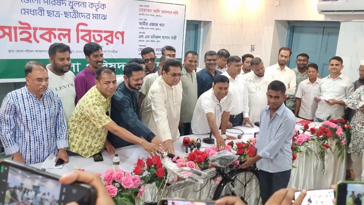 খুলনায় শিক্ষার্থীদের মধ্যে জেলা পরিষদের সাইকেল বিতরণ