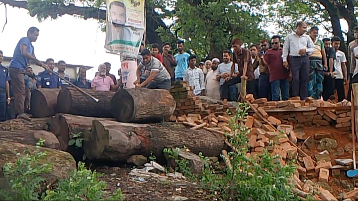 গাইবান্ধায় অবৈধ স্থাপনা উচ্ছেদে লালমনিরহাট রেলওয়ে বিভাগের অভিযান