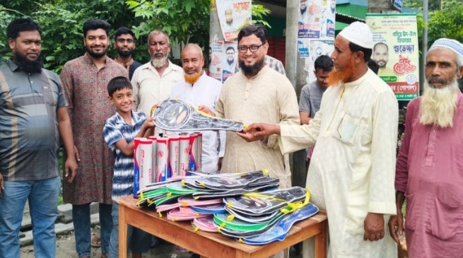 যশোর সদর উপজেলার রামনগরে ৫০ শিশুর মাঝে খেলাধুলার সামগ্রী বিতরণ করেন: মুন্সী নাজমুল