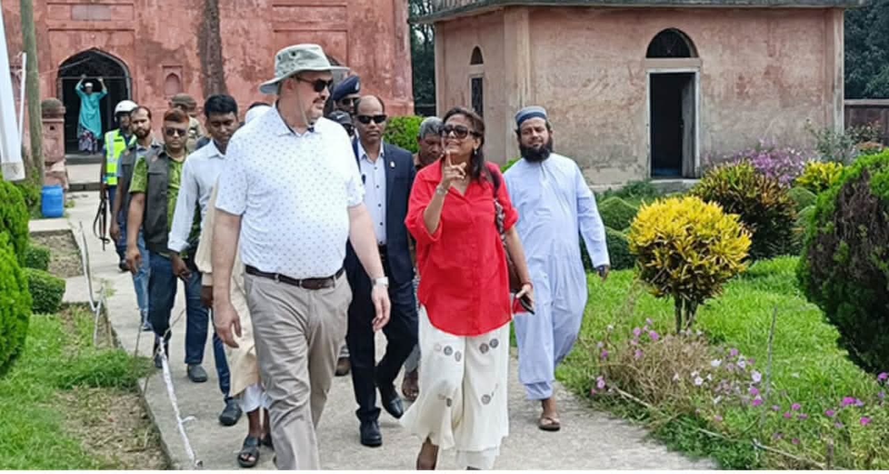 শিবগঞ্জের ঐতিহাসিক স্থাপনা পরিদর্শনে মার্কিন রাষ্ট্রদূত ব্রেন্ট টি. ক্রিস্টেনসেন