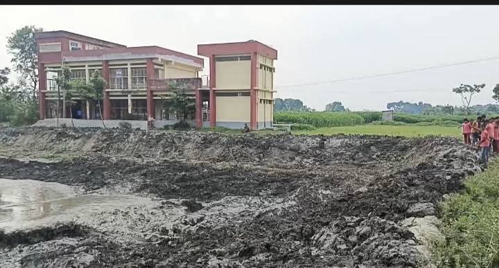 দুই পুকুরের মাঝের ঝুঁকিপূর্ণ পথে স্কুলে যাতায়াত: কুষ্টিয়ার আটিগ্রাম ধাপারিয়া সরকারি প্রাথমিক বিদ্যালয়ের শিক্ষার্থীদের নিরাপত্তা নিয়ে উদ্বেগ