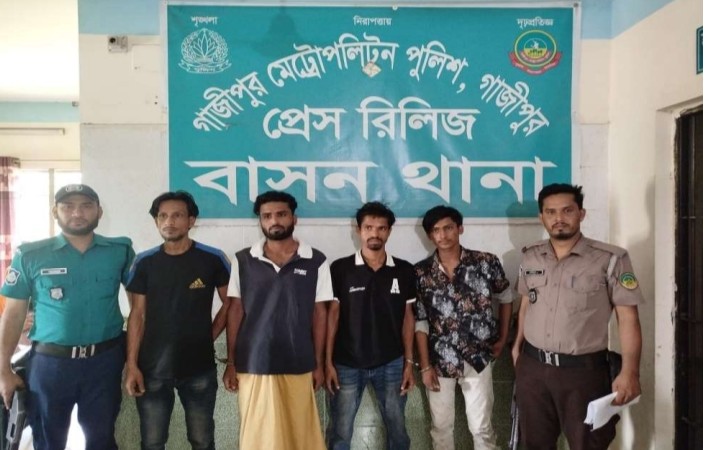 জিএমপি বাসন থানা পুলিশের বিশেষ অভিযানে দেশীয় অস্ত্রসহ গ্রেফতার ৪