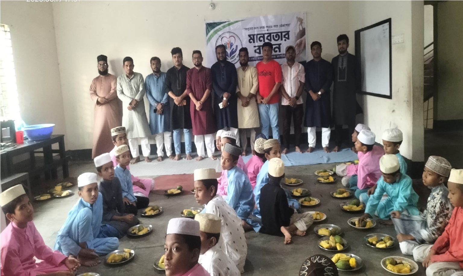 এতিম ও হেফজখানার শিক্ষার্থীদের নিয়ে মানবতার বন্ধন পটিয়ার ফল উৎসব