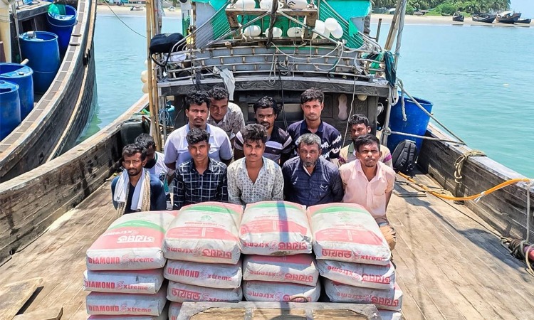 নৌবাহিনীর অভিযানে মিয়ানমারে পাচারকালে সিমেন্ট বোঝাই দুটি বোটসহ ২০ জন আটক