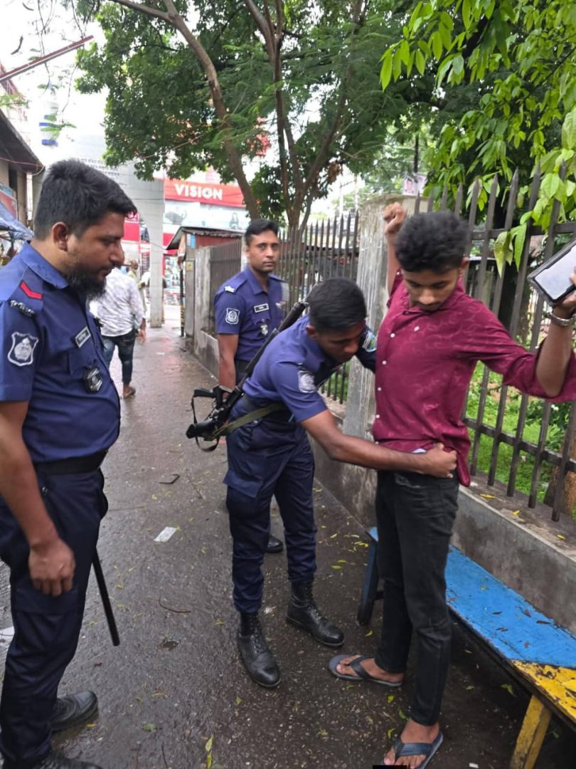 মাদক ও সন্ত্রাসবিরোধী অভিযানের অংশ হিসেবে নিয়মিত চেকপোস্ট কার্যক্রম অব্যাহত