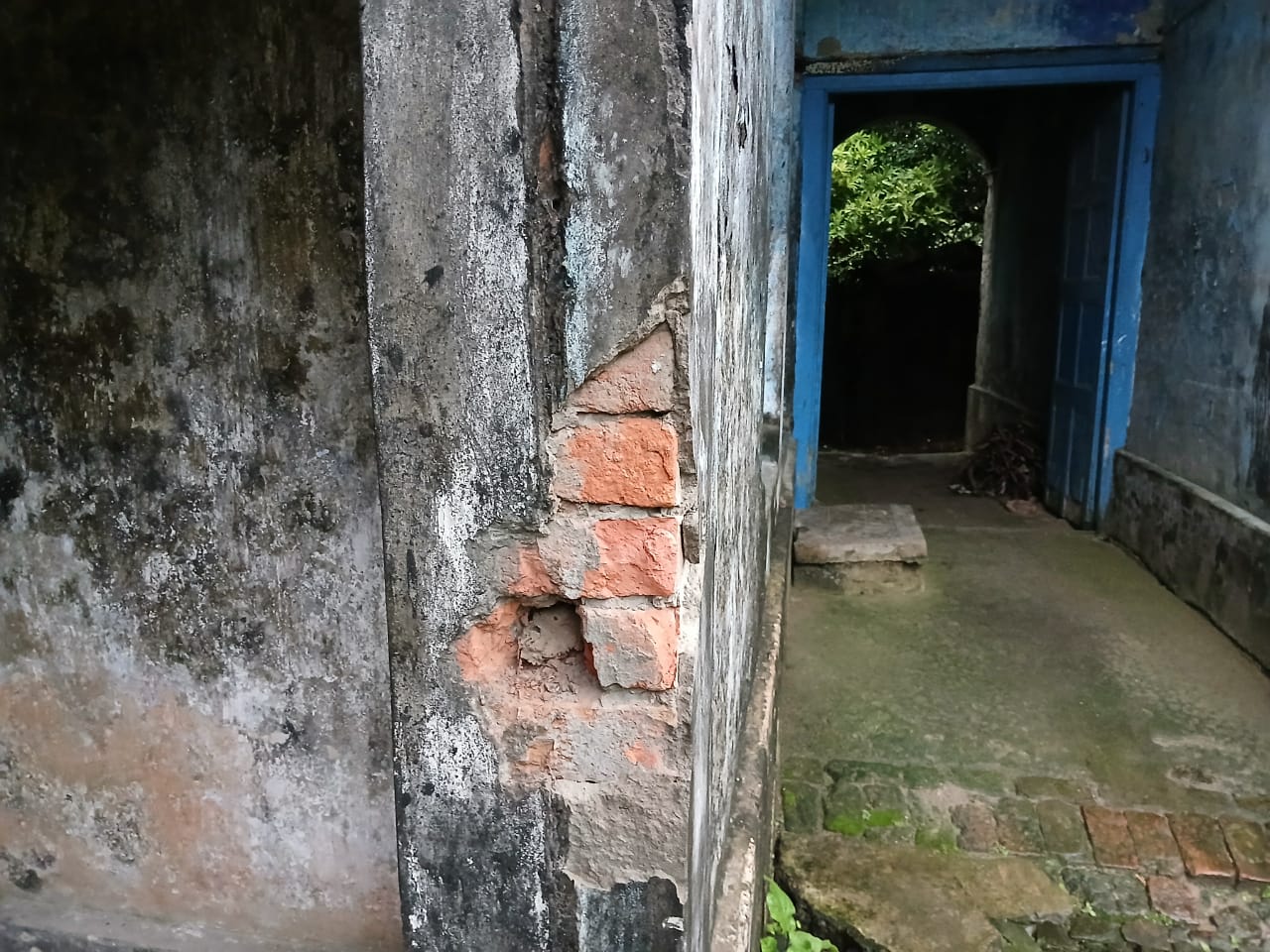 তালায় সাংবাদিকের বাড়িতে হামলা, দরজায় দেশীয় অস্ত্রের কোপ