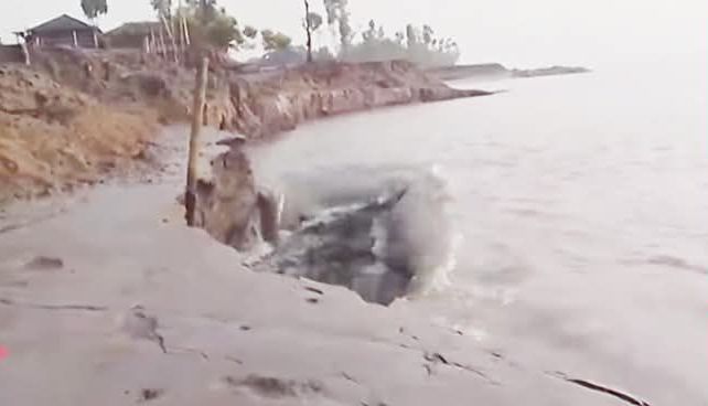  ঝুঁকিতে সাতক্ষীরার উপকূল: ৪০ পয়েন্টে ২০ কিলোমিটার বেড়িবাঁধ দুর্বল, ভাঙন আতঙ্কে হাজারো মানুষ 