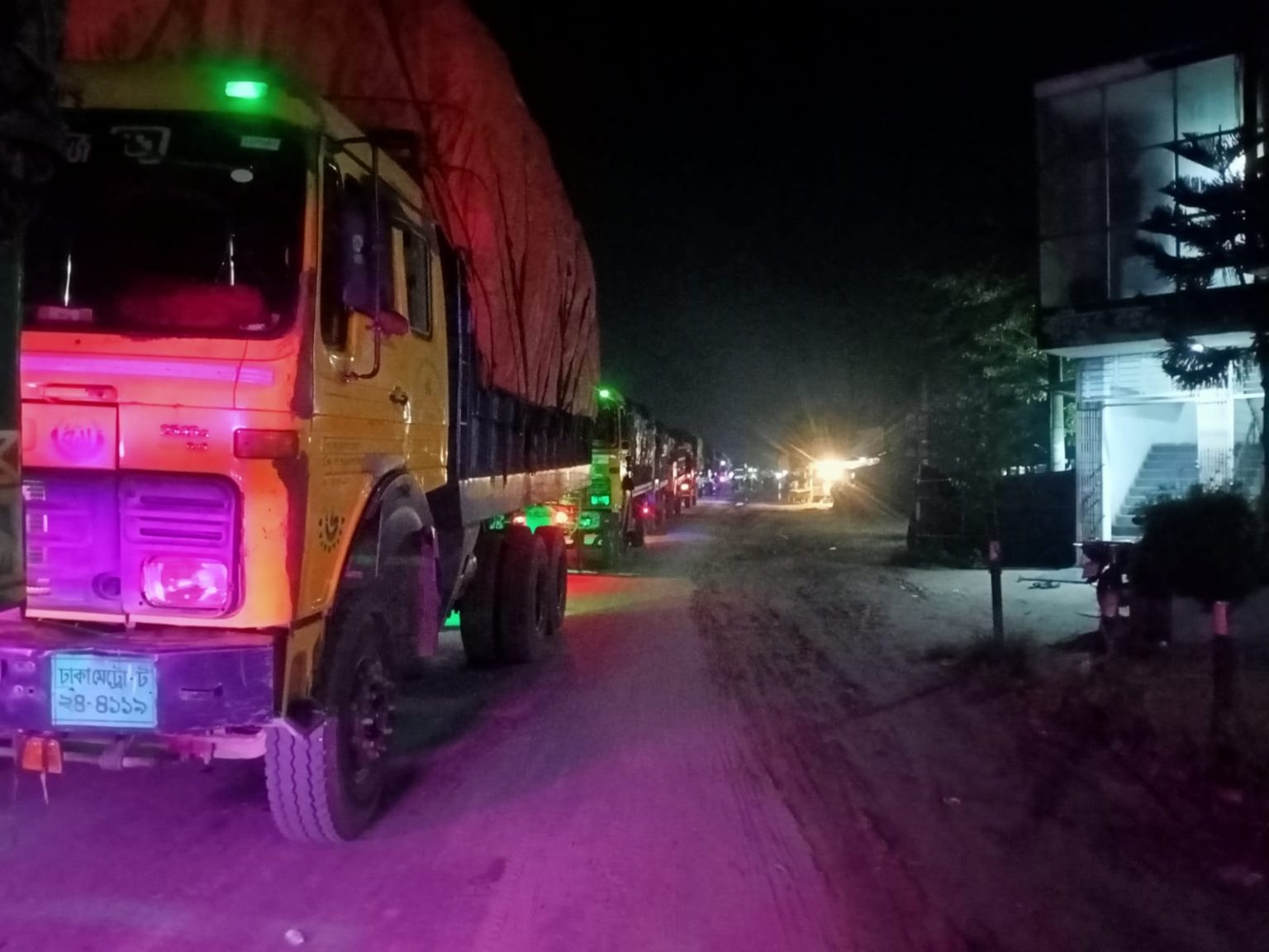 যশোরের রাজারহাট-মুরলী সড়কে তীব্র যানজট, দুর্ভোগে সাধারণ মানুষ