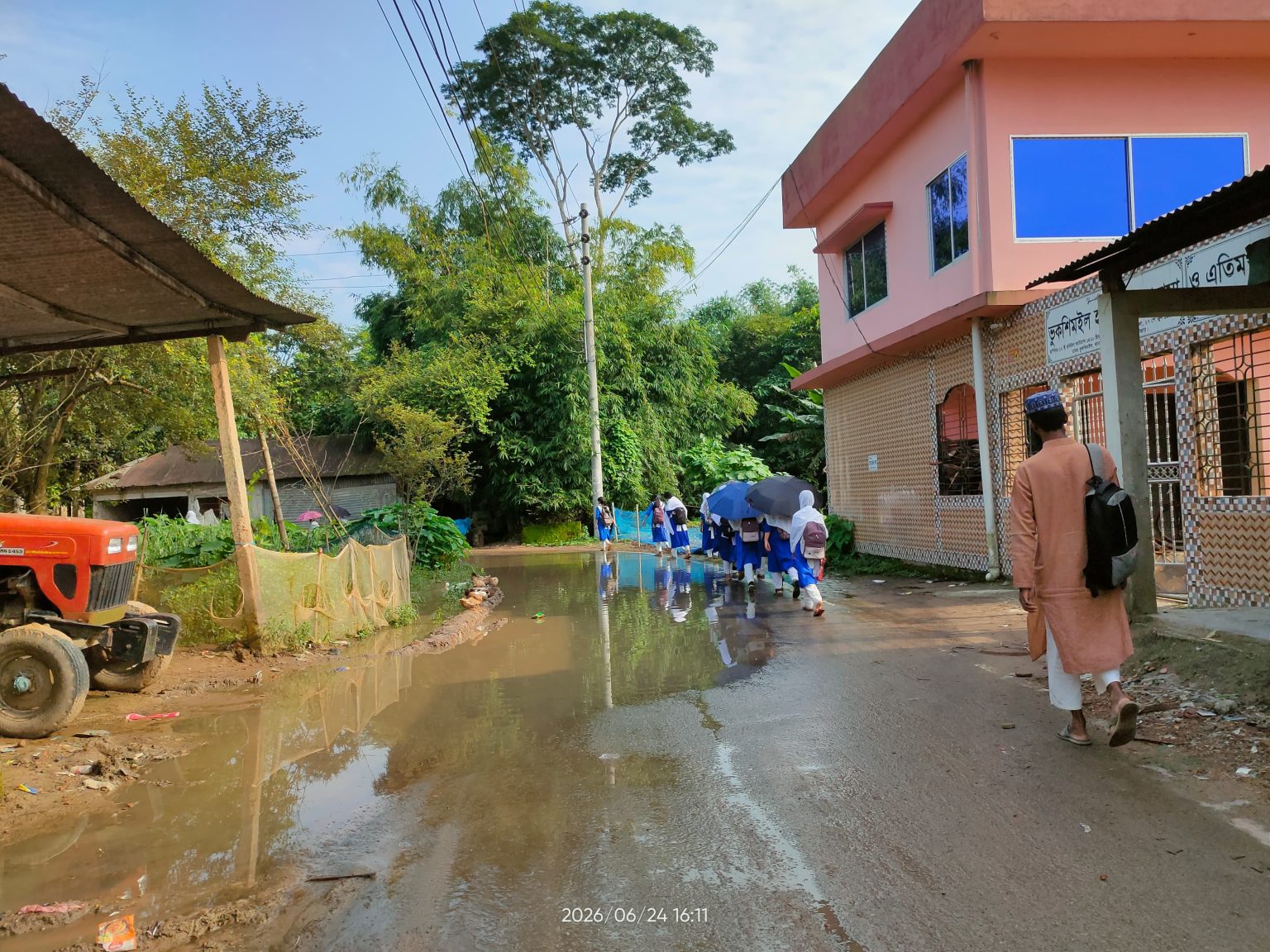 অল্প বৃষ্টিতেই জলাবদ্ধতা, দুর্ভোগ চরমে ভুকশিমইলের শিক্ষার্থী ও এলাকাবাসীর