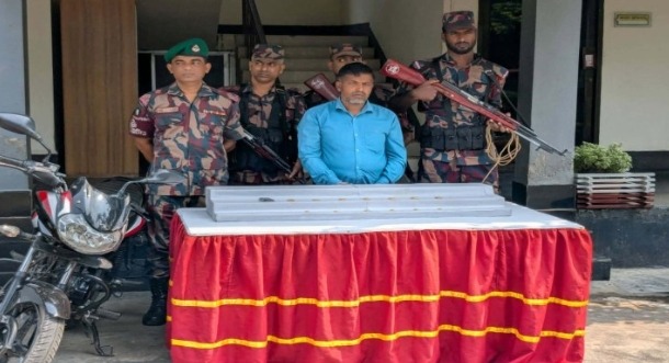 যশোর-বেনাপোল মহাসড়কে অভিযান চালিয়ে ১৩টি স্বর্ণের বারসহ এক পাচারকারীকে গ্ৰেফতার