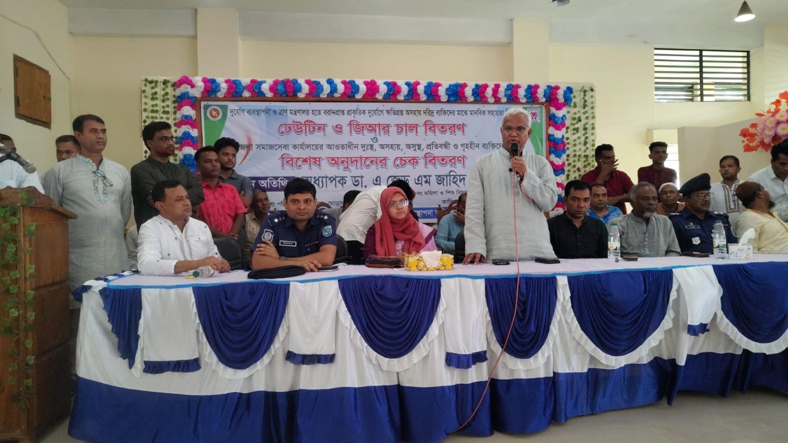ঘোড়াঘাটে সমাজকল্যাণ মন্ত্রীর ঢেউটিন ও জিআর চাল বিতরণ