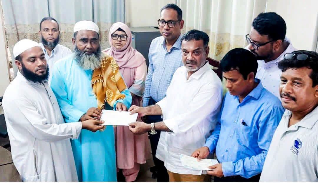 বগুড়ায় ৩৩টি প্রতিষ্ঠানে ৩৪ লাখ টাকার চেক বিতরণ করলেন জেলা পরিষদের প্রশাসক জাকির 