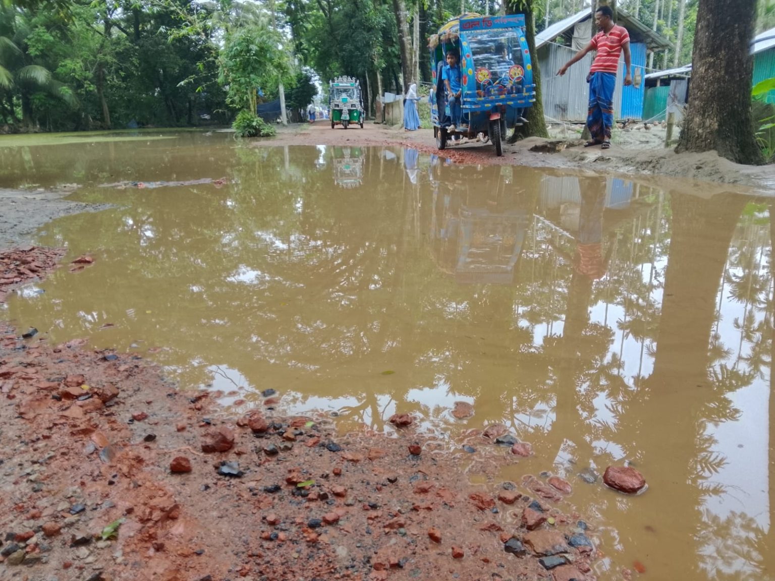 রামগতির ‘আশ্রম-জনতা বাজার’ সড়ক এখন মরণ ফাঁদ, দুর্ভোগে হাজারো শিক্ষার্থী ও রোগী